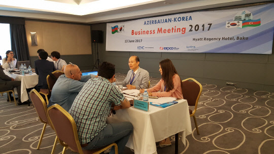 한국전력의 해외수출촉진회에서 중소기업 관계자와 현지 구매자들이 상담을 하고 있다. <한국전력 제공>